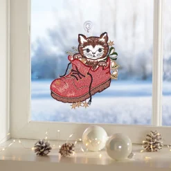 Die moderne Hausfrau Fensterbild-Stickerei aus Plauener Spitze Katze im Weihnachtsschuh