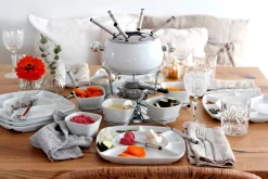 Die moderne Hausfrau Fondueset 1 x Fonduetopf, 1 x Spritzschutz, 1 x Rechaud mit Drehkarusell, 1 x Brenner, 6 x Fonduegabeln, 6 x Fonduelöffel, 6 x Schälchen, 6 x Fondueteller