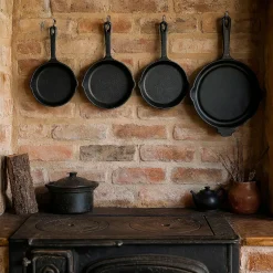 Die moderne Hausfrau Freyersbacher Gusseisenpfanne 15 cm, Emaille Bratpfanne | mit Brett und Tuch