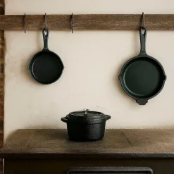 Die moderne Hausfrau Freyersbacher Mini Cocotte 12x8,5 cm Gusseisen, Kleiner Emaille Topf | Oval, mit Brett und Tuch