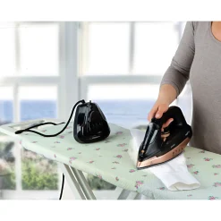 Die moderne Hausfrau Kabelloses Dampfbügeleisen