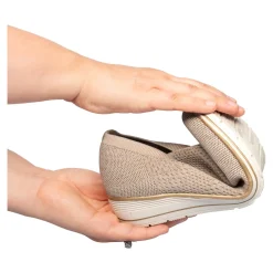 Damen Die moderne Hausfrau Slipper mit Keilabsatz „Federleicht“ taupe